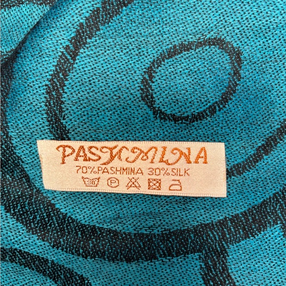 Vintage 70’s pashmina and silk scarf. - Picture 2 of 6